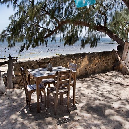 Cemara Beachfront Suite Mondu Buitenkant foto