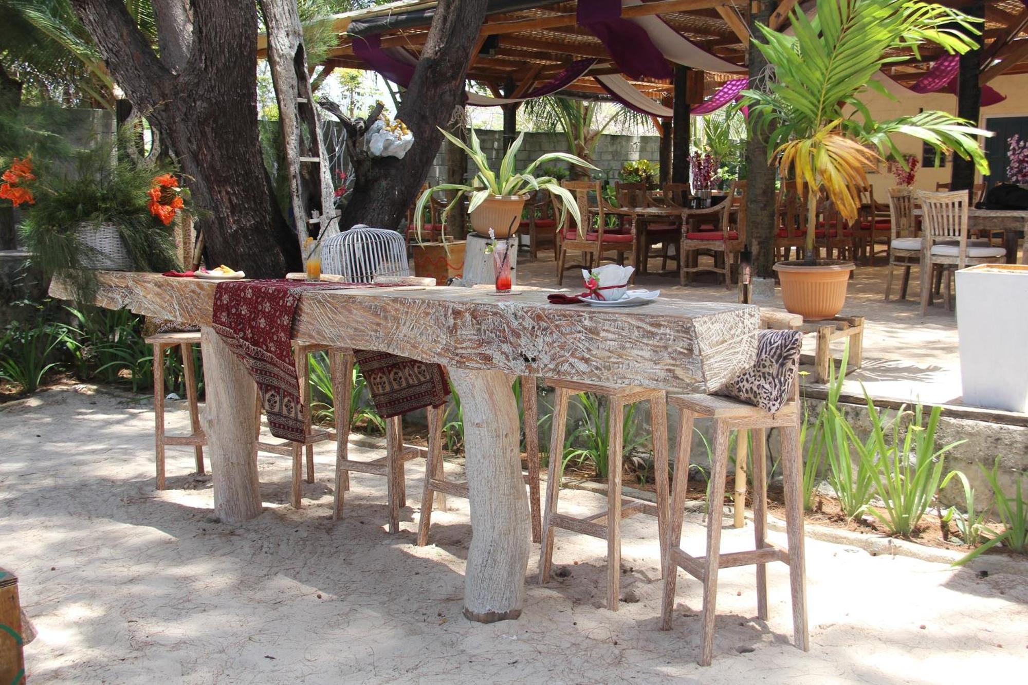 Cemara Beachfront Suite Mondu Buitenkant foto