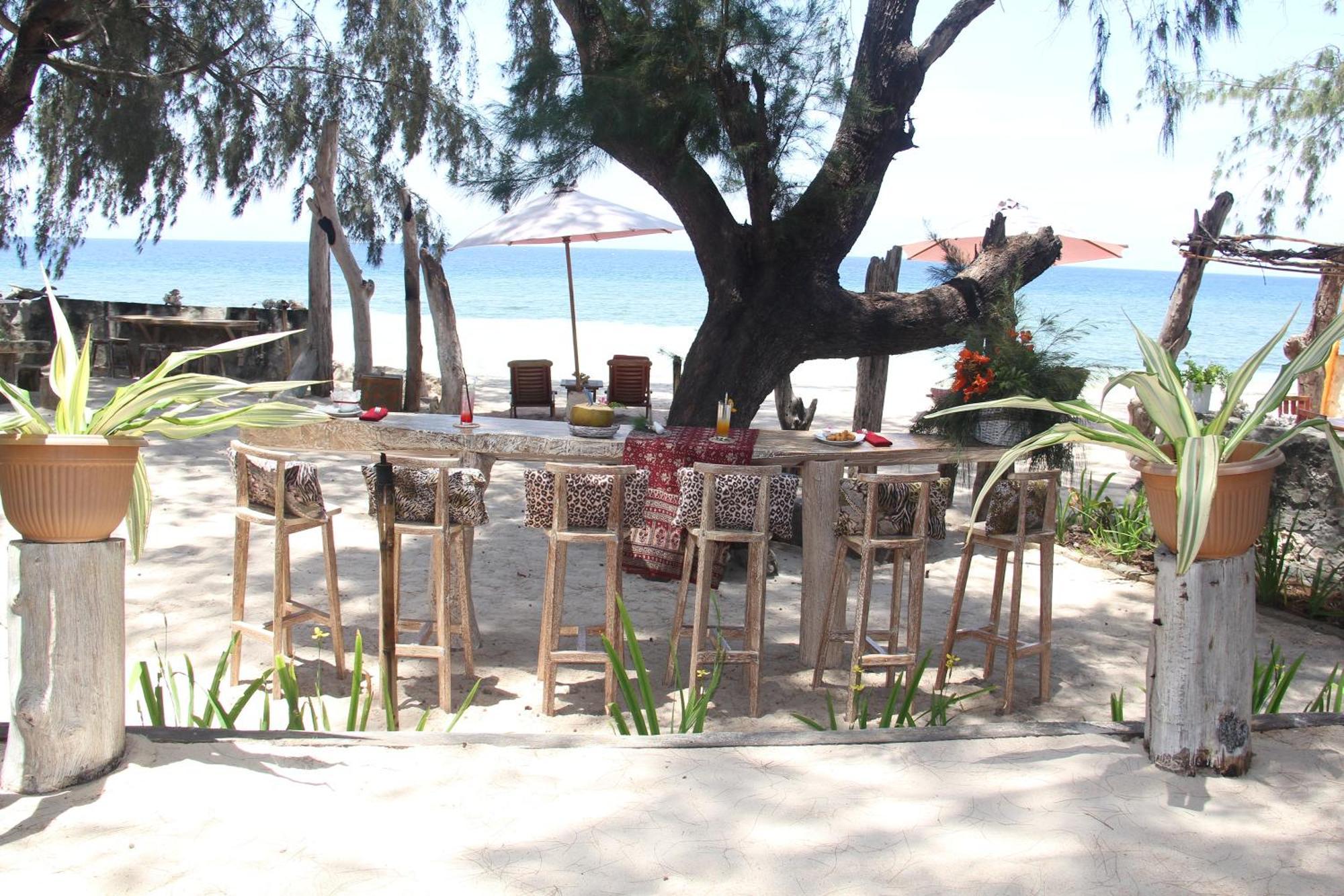 Cemara Beachfront Suite Mondu Buitenkant foto