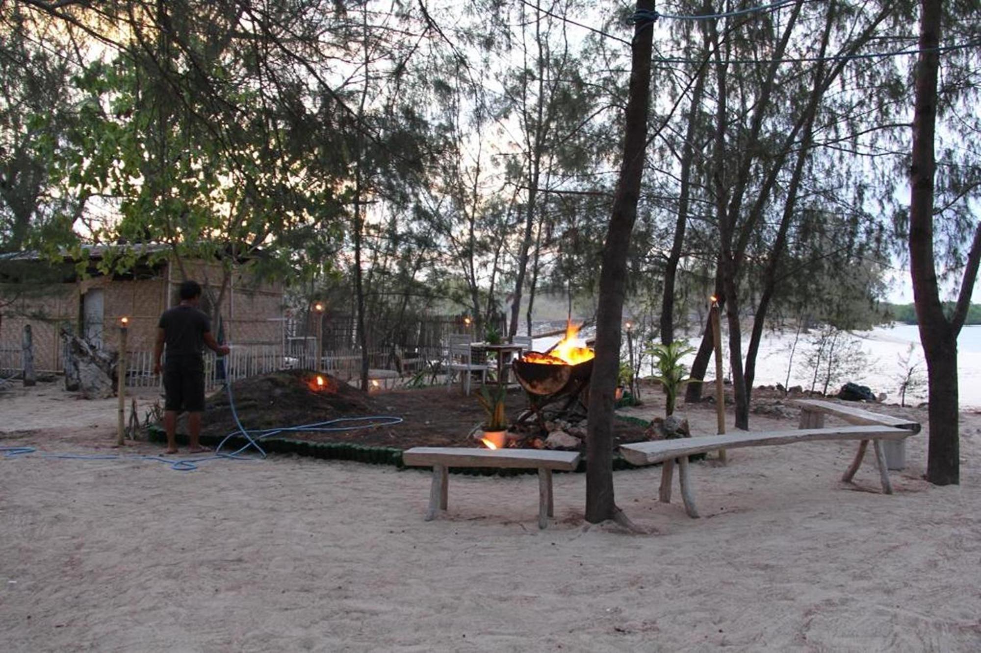 Cemara Beachfront Suite Mondu Buitenkant foto