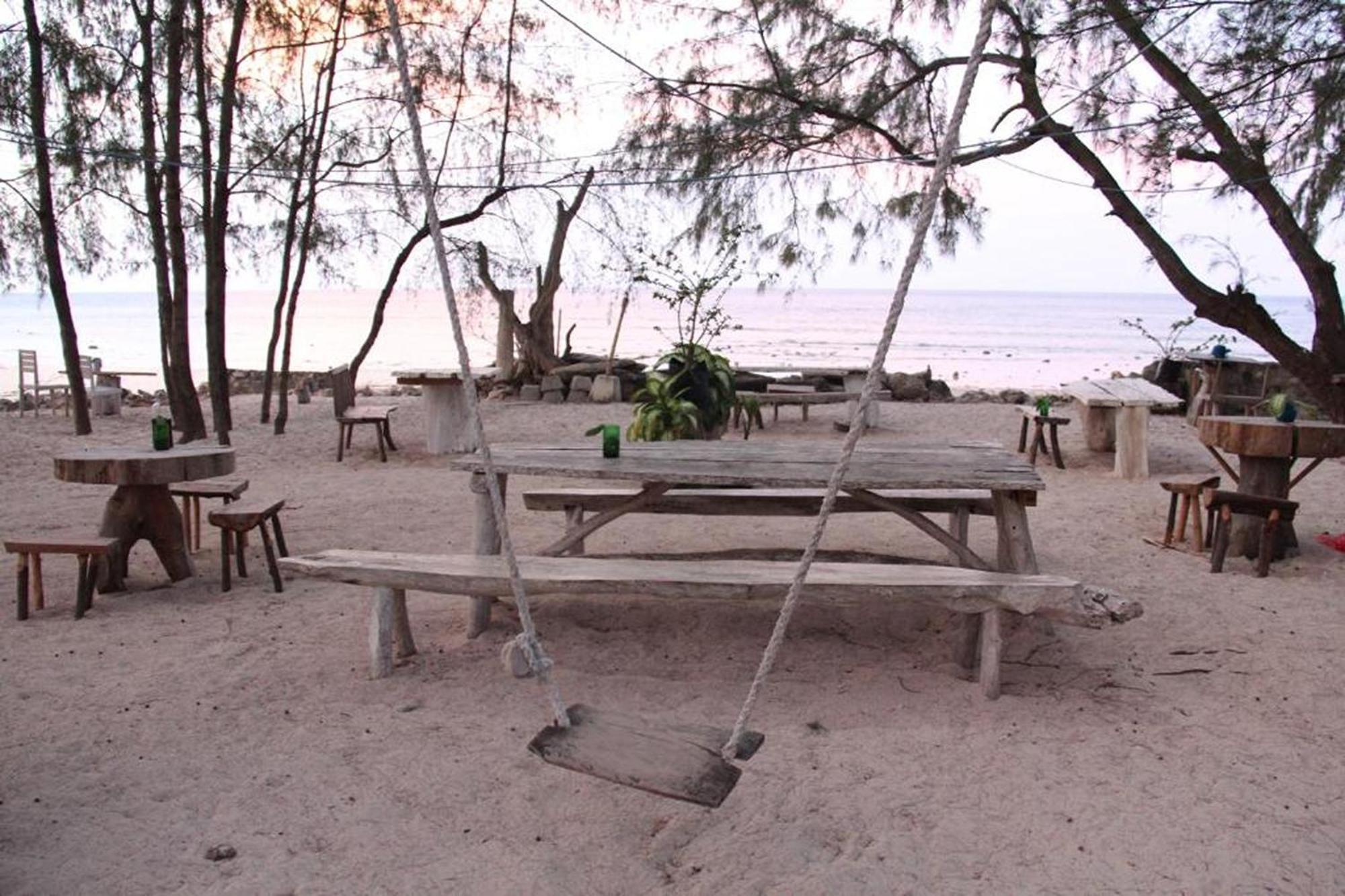 Cemara Beachfront Suite Mondu Buitenkant foto