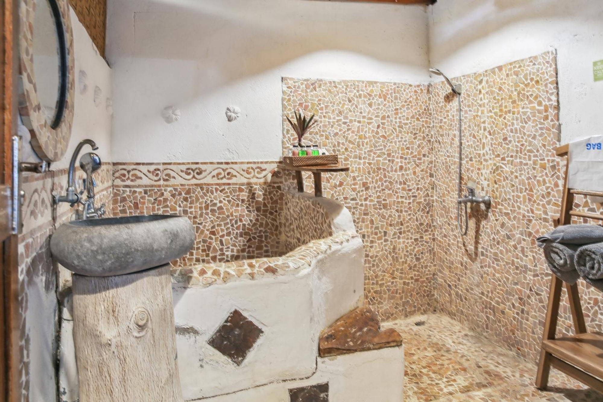 Cemara Beachfront Suite Mondu Buitenkant foto