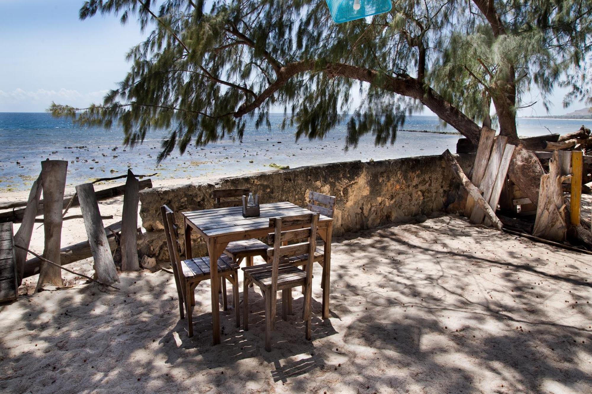 Cemara Beachfront Suite Mondu Buitenkant foto