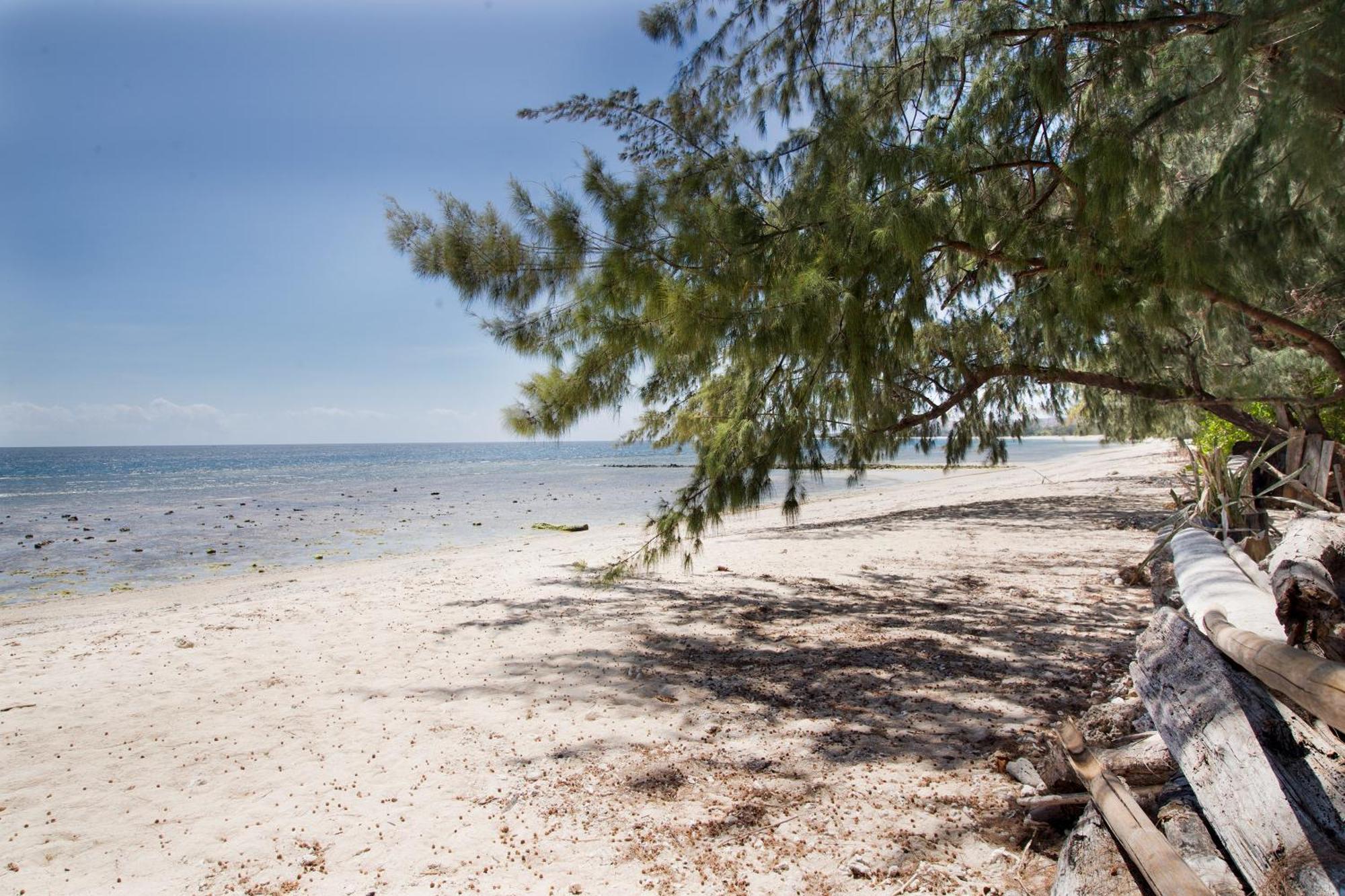 Cemara Beachfront Suite Mondu Buitenkant foto