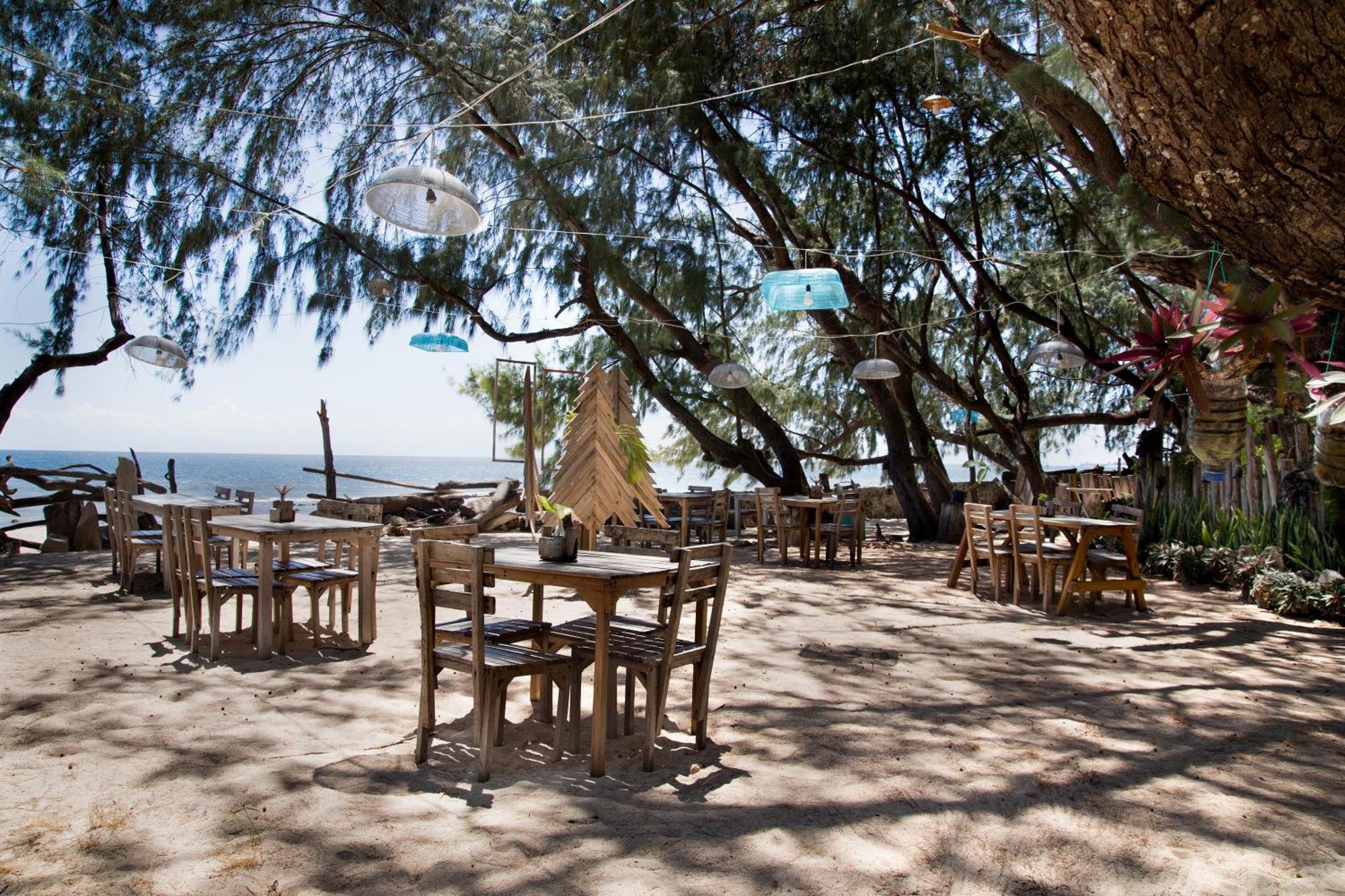 Cemara Beachfront Suite Mondu Buitenkant foto